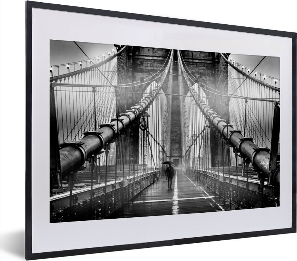 MuchoWow MuchoWow Gerahmtes Poster Brooklyn Bridge während des Regens in Schwarz und Weiß 40x30 cm - Poster mit zchwarzem Bilderrahmen - Bild...