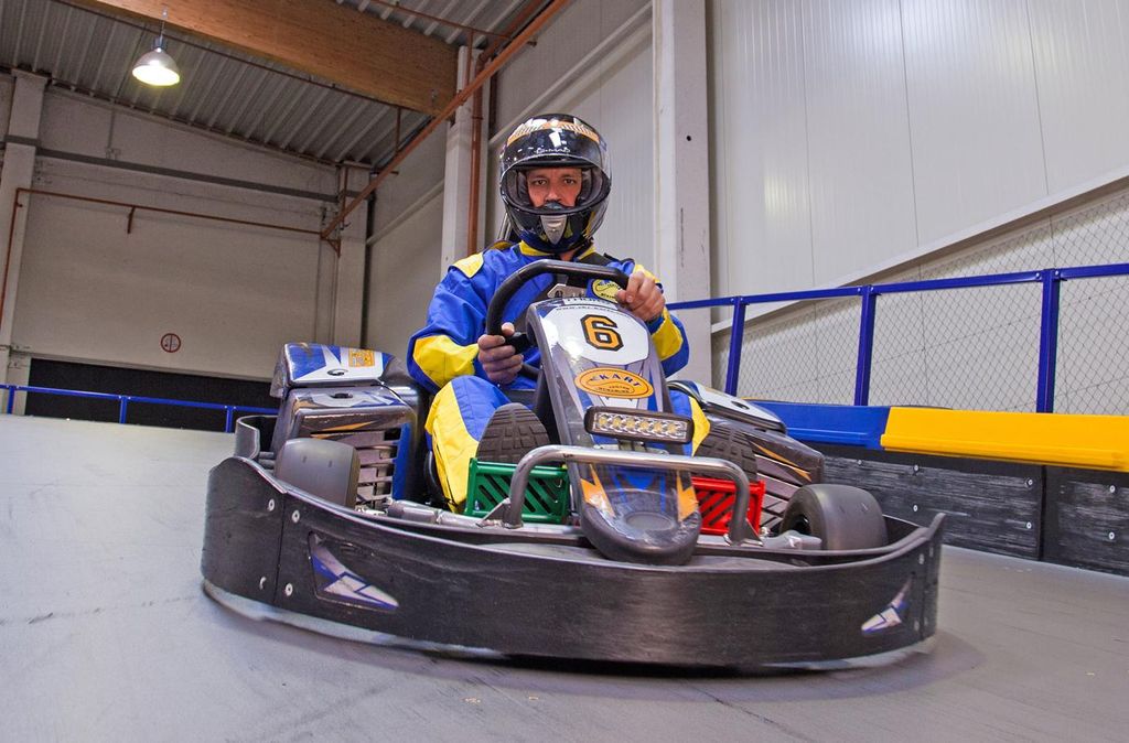 Jochen Schweizer E-Kart fahren in Würzburg; Erlebnis verschenken oder selbst erleben; Gutschein gültig für 1 Person Gruppengröße zwischen 1 u...