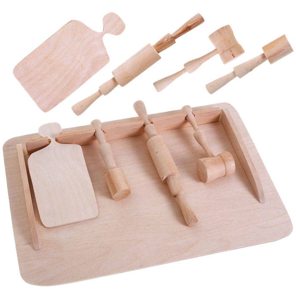 Holztisch mit Utensilien für den Koch für 2023