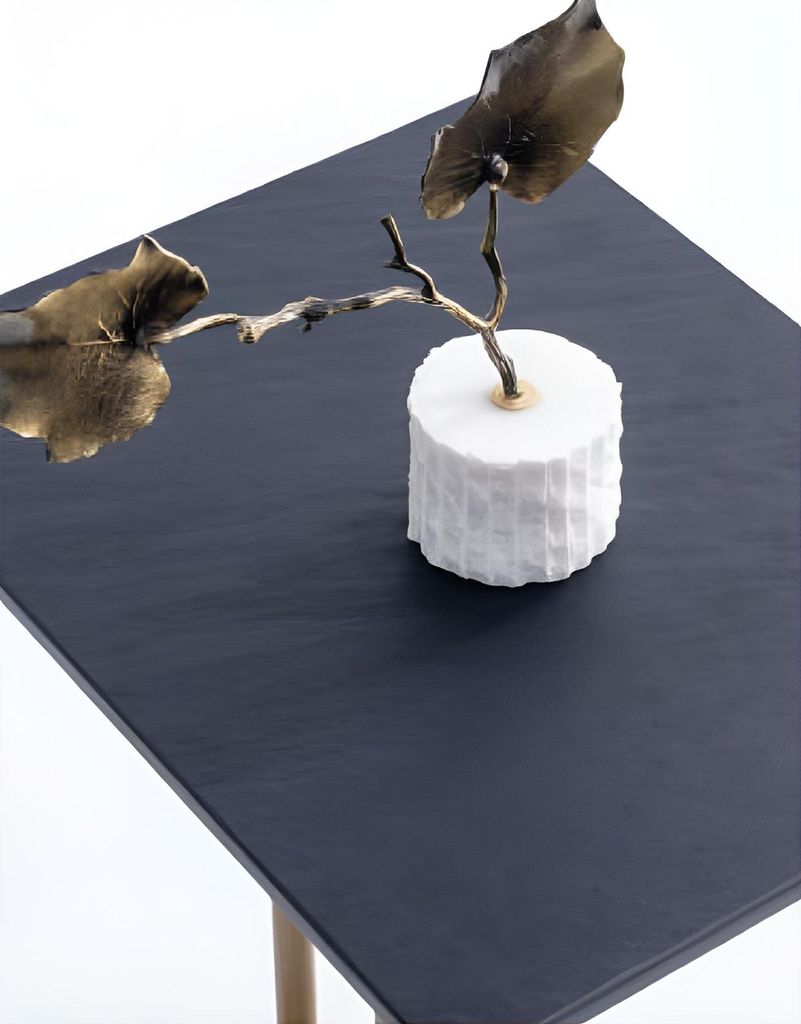 Moderner Beistelltisch mit geometrischem Gestell und eleganter Platte