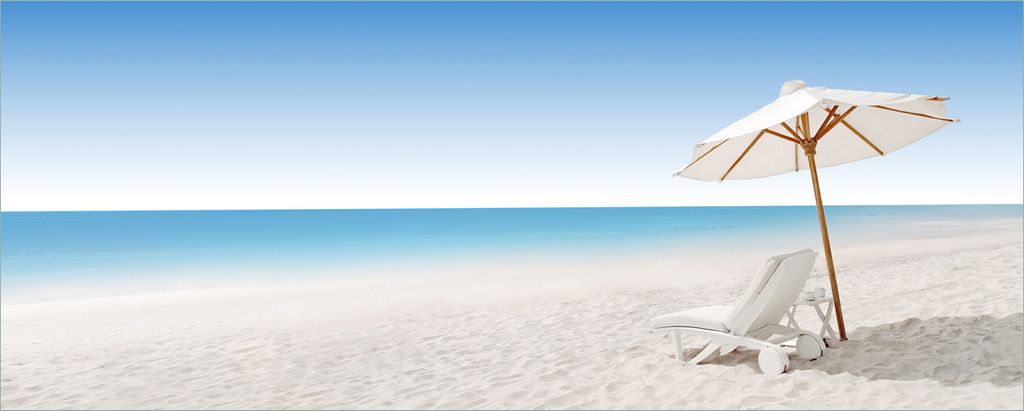 Wallario Poster - Sonnenliege am weißen Strand unter blauem Himmel, Kunstdruck Größe: 80 x 200 cm