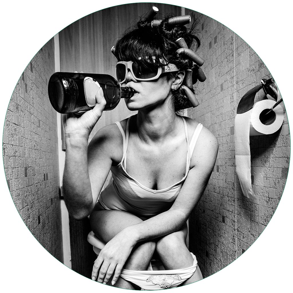 Wallario Premium Glasbild, freischwebende Optik, kräftige Farben, rund 50cm Durchmesser, Motiv Kloparty - Sexy Frau auf Toilette mit Weinflasche