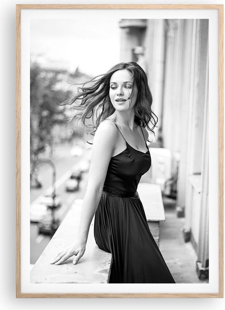 Gerahmtes Poster - Rahmen in heller Eiche - Frau Balkon Straße - 70x100 cm - Wand Bild - Wanddeko - Wandbilder - Kunstposter - Wandposter - Bilder...