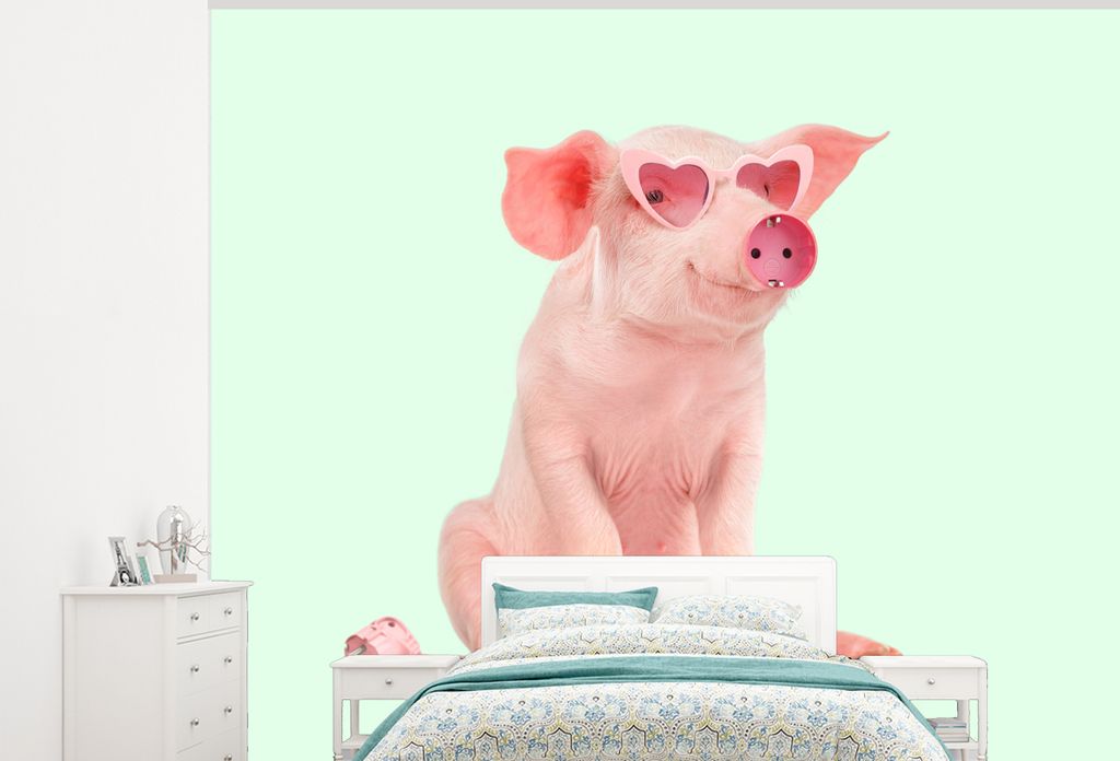 MuchoWow Fototapete für Wohnzimmer oder Schlafzimmer Wandtapete Vinyl Motivtapete Schwein - Rosa - Brille - Sockel - Tiere - 300x240 cm - Fotota...