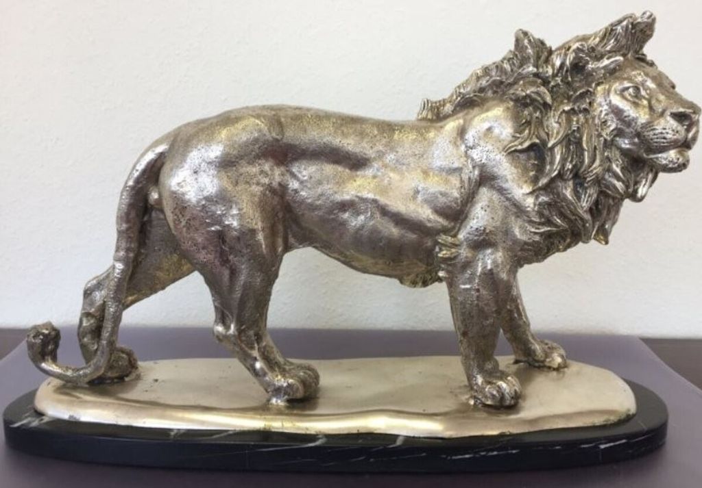 Casa Padrino Bronzefigur Löwe auf Marmorsockel Silber / Schwarz 49 x 16 x H. 31 cm - Luxus Deko Figur