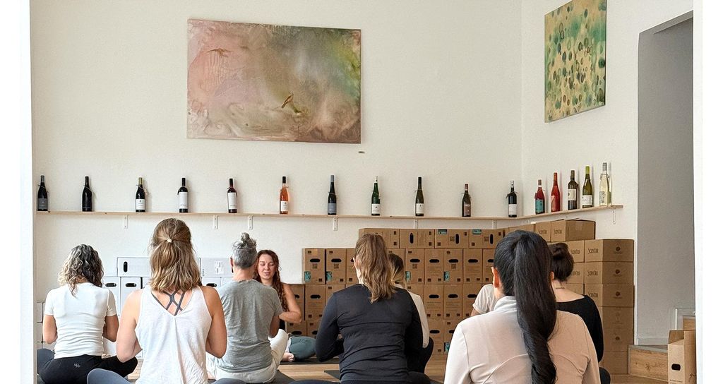 Jochen Schweizer Yoga, Paint & Wine Frankfurt am Main(Nordend); Erlebnis verschenken oder selbst erleben; Gutschein gültig für 1 Person Gruppeng...