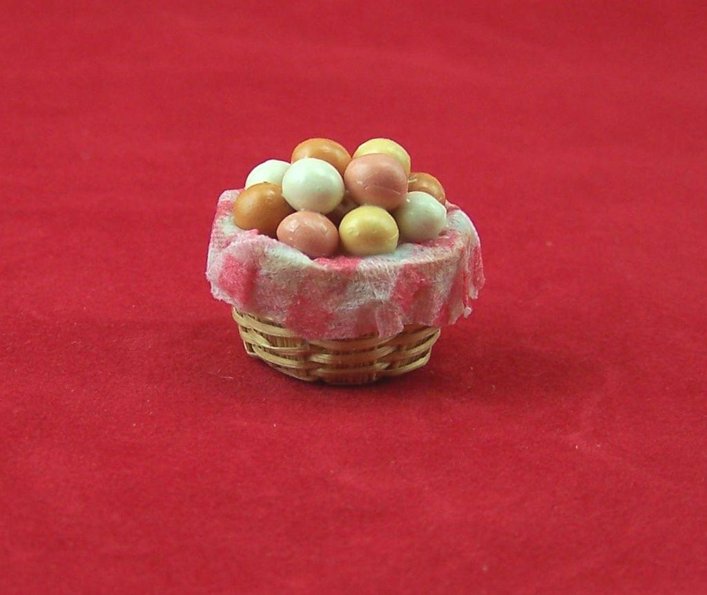 Miniatur Korb von Creal mit Eier für 1:12 Puppenhaus. 2,5x2 cm