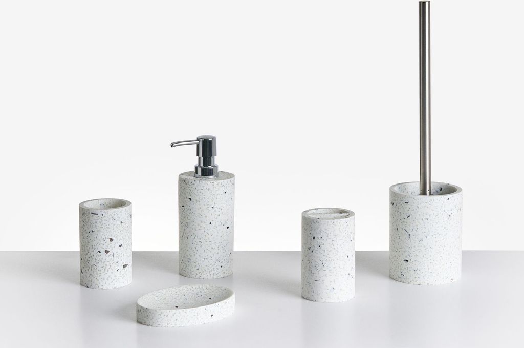 BELIANI Badezimmer Set 5-Teilig Weiß Kunstharz Terrazzo-Optik Modern Seifenschale Seifenspender Zahnbürstenhalter Toilettenbürste Becher Bad-Zub...