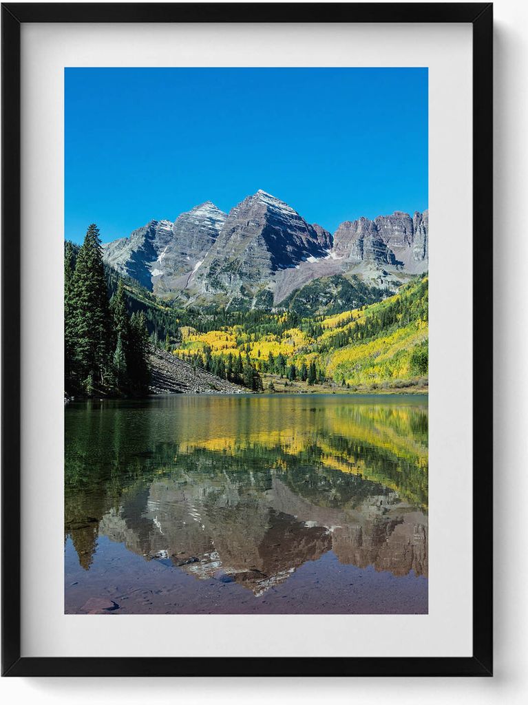 See mit Bergen und Wäldern– Wandbild mit Rahmen – Gerahmtes Bild – Wanddekoration – 50x70 cm – Schwarz Rahmen
