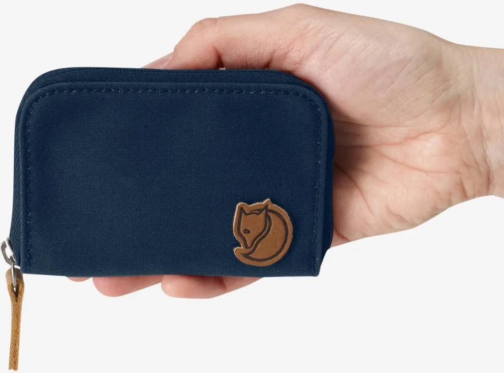 Porte-carte zippé Fjällräven Zip Card Holder en toile cirée résistante