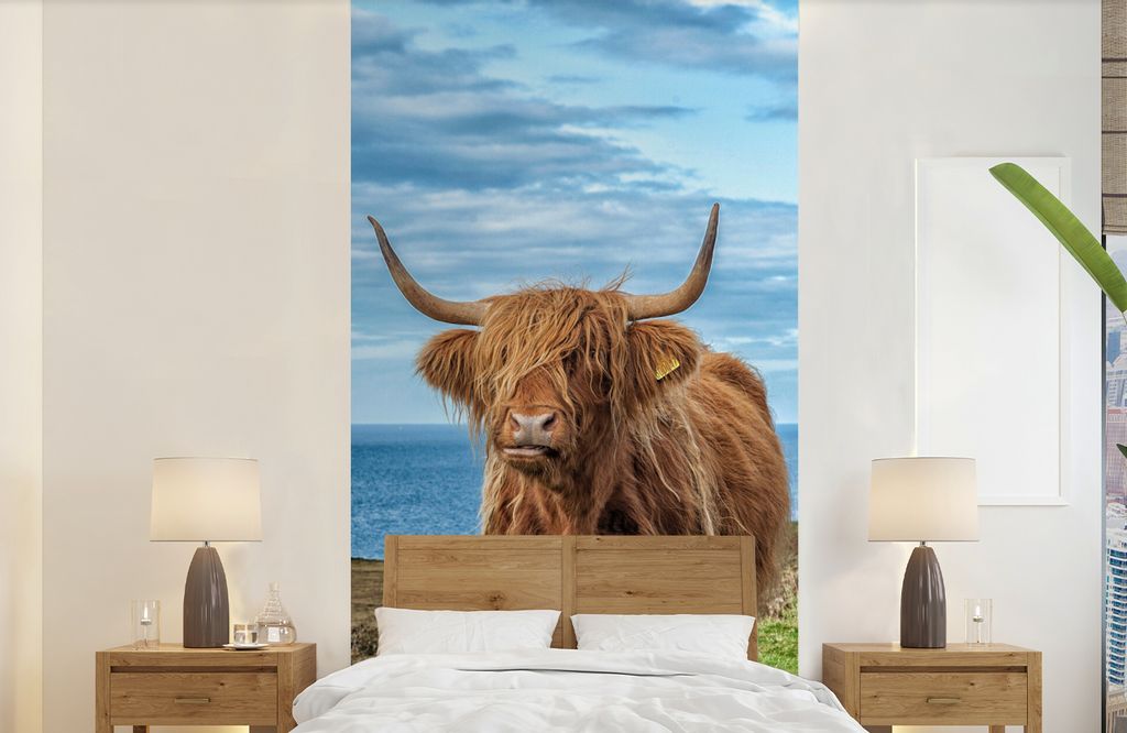 MuchoWow Fototapete für Wohnzimmer oder Schlafzimmer Wandtapete Vinyl Motivtapete Schottischer Highlander - Wasser - Hörner - 120x240 cm - Hint...