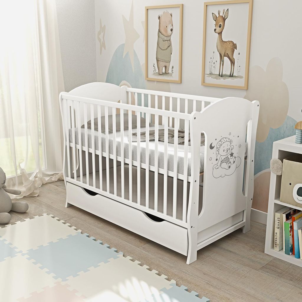 Baby-Delux Babybett Kinderbett Lia 120x60 Weiß Traumbär Motiv mit Schublade und Matratze