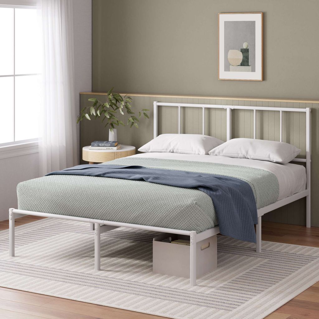 Weißes Metallbettgestell mit minimalistischem Design und großzügigem Stauraum unter dem Bett.

