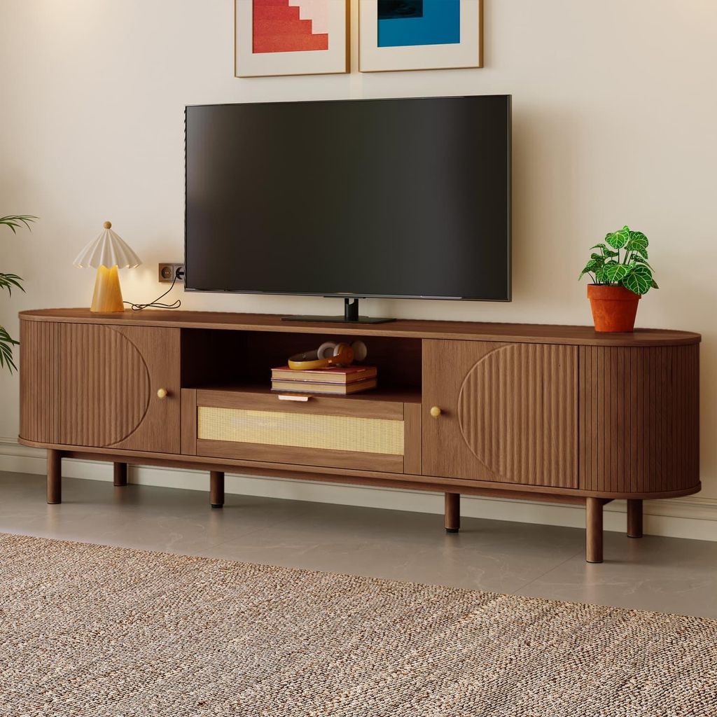 Moderner TV-Schrank , Rattan-Schubladen ,offenen Fächern, abgerundeter Tischplatte, Metallbeinen in Holzoptik, multifunktionales Wohnzimmermöbel.