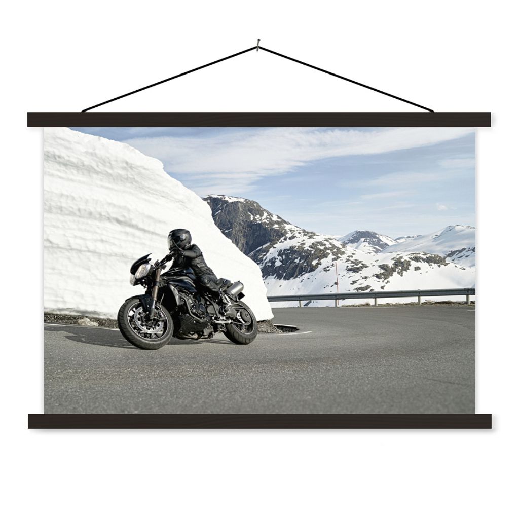 MuchoWow Textilposter Ein Motorrad in den verschneiten Bergen 120x80 cm mit schwarzem Rahmen - Wanddeko
