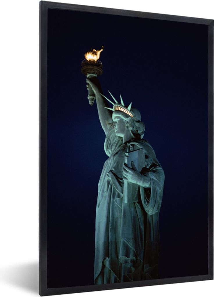 MuchoWow Gerahmtes Poster Beleuchtete Freiheitsstatue bei Nacht in New York Amerika 60x90 cm - Poster mit Schwarzem Bilderrahmen Wandposter Rahme...