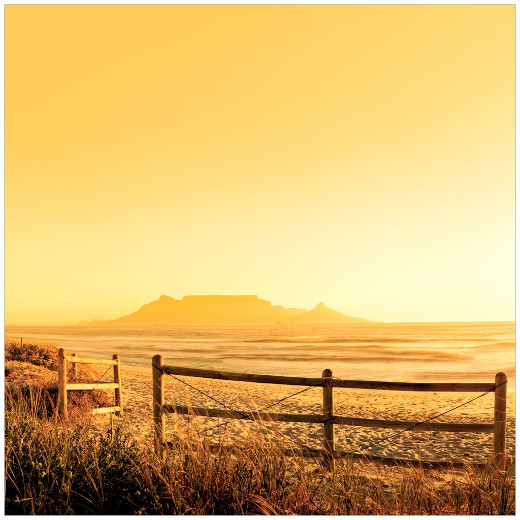 Wallario Premium Glasbild, freischwebende Optik, kräftige Farben, Größe 50 x 50 cm Motiv Strand in Südafrika I - Himmel in orange