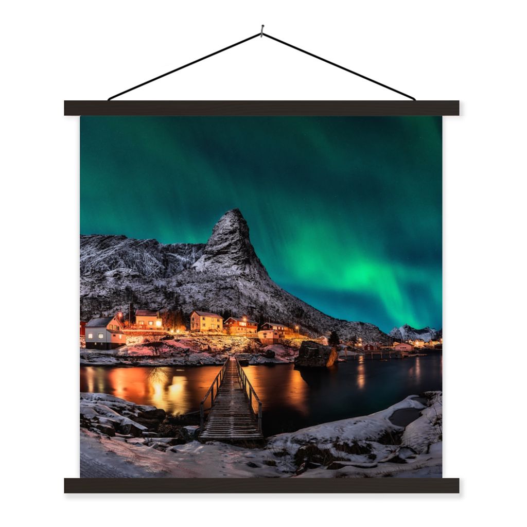 MuchoWow Textilposter Nordlicht - Island - Schnee - Dorf - Grün - Berge 90x90 cm mit schwarzem Rahmen - Magnetisches