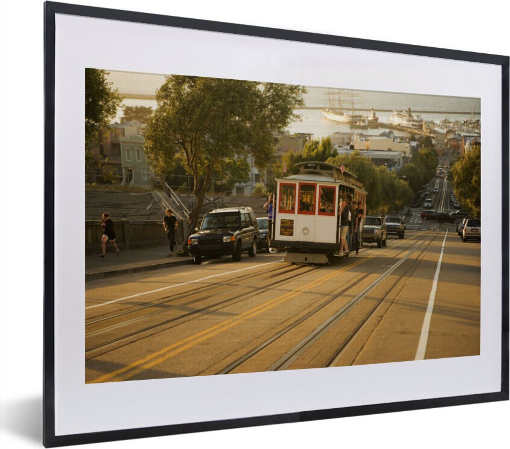 MuchoWow MuchoWow Gerahmtes Poster Eine Straßenbahn fährt in Richtung des Zentrums 40x30 cm - Poster mit zchwarzem Bilderrahmen - Bilderrahme...