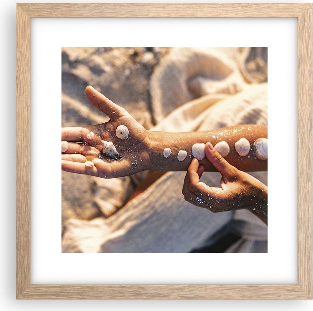 Gerahmtes Poster - Rahmen in heller Eiche - Muschel Hand Strand - 30x30 cm - Wand Bild - Wanddeko - Wandbilder - Kunstposter - Wandposter - Bilderr...
