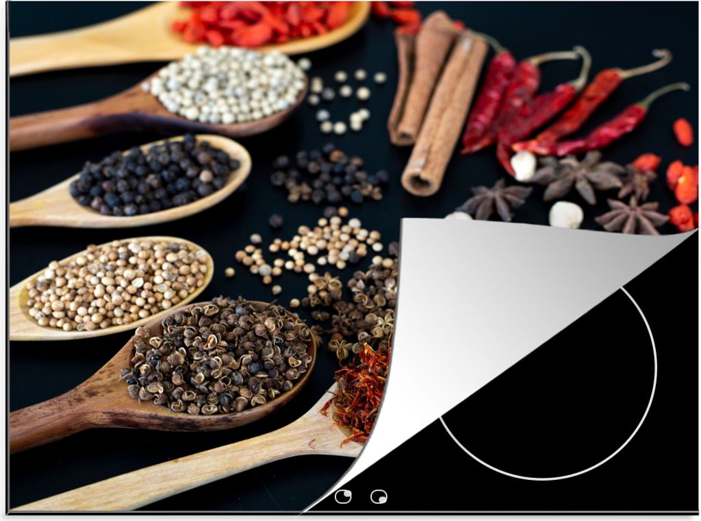 KitchenYeah© Herdabdeckplatte Gewürze in Löffeln auf einem Produktbild 