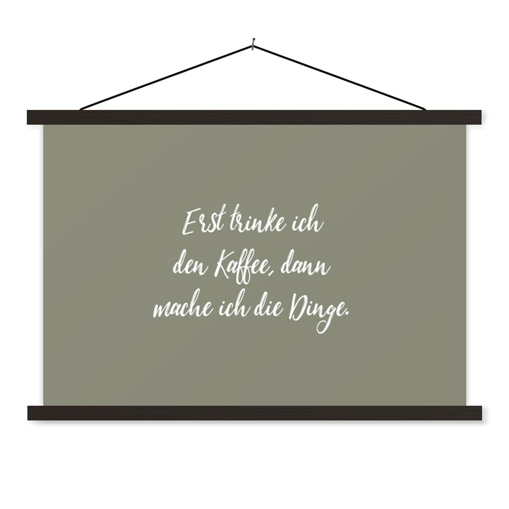 MuchoWow Textilposter Erst trinke ich den Kaffee, dann mache ich die Dinge - Sprichwörter - Zitate - Kaffee 90x60 cm mit schwarzem Rahmen - Aufh...