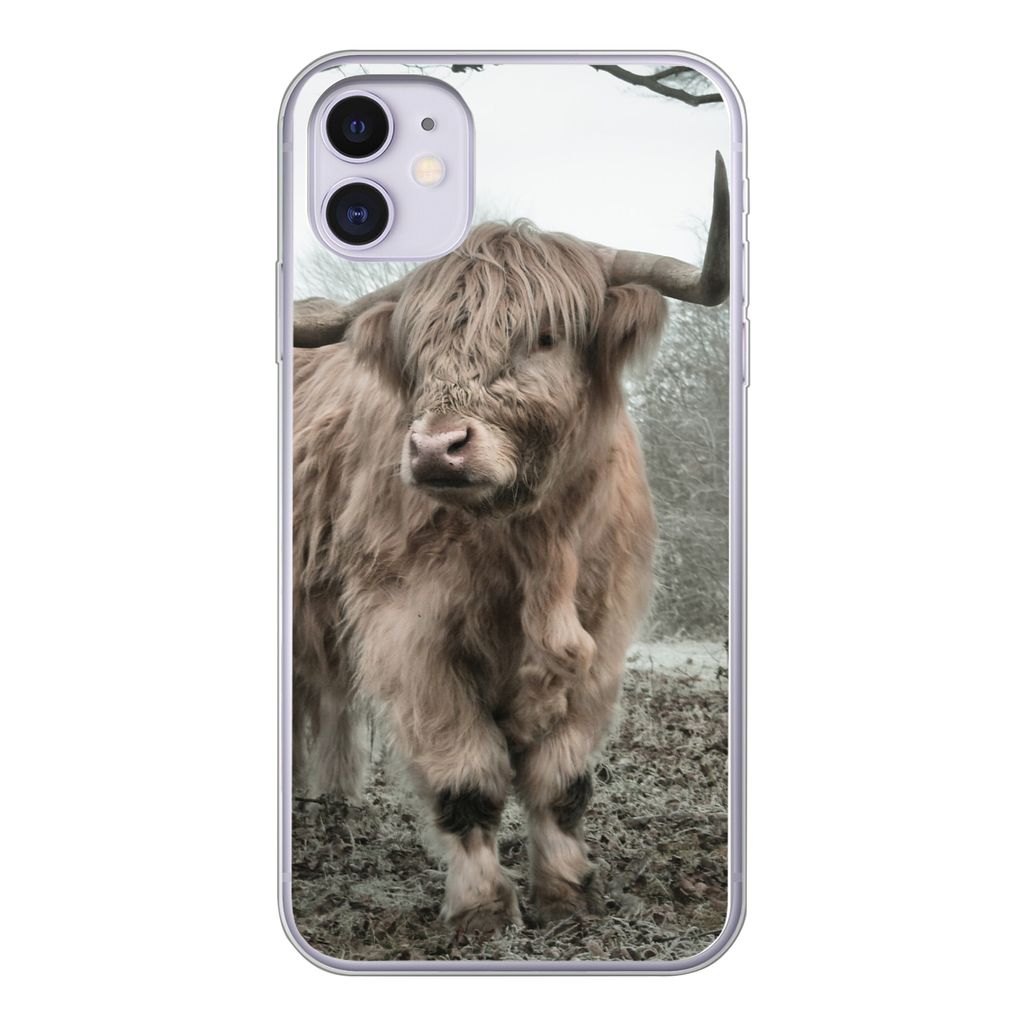 MuchoWow Handyhülle Schutzhülle Hülle für iPhone 11 Schottischer Highlander - Wald - Nebel - Kuh - Tiere - Natur Silikon Softcase Handy Hüll...