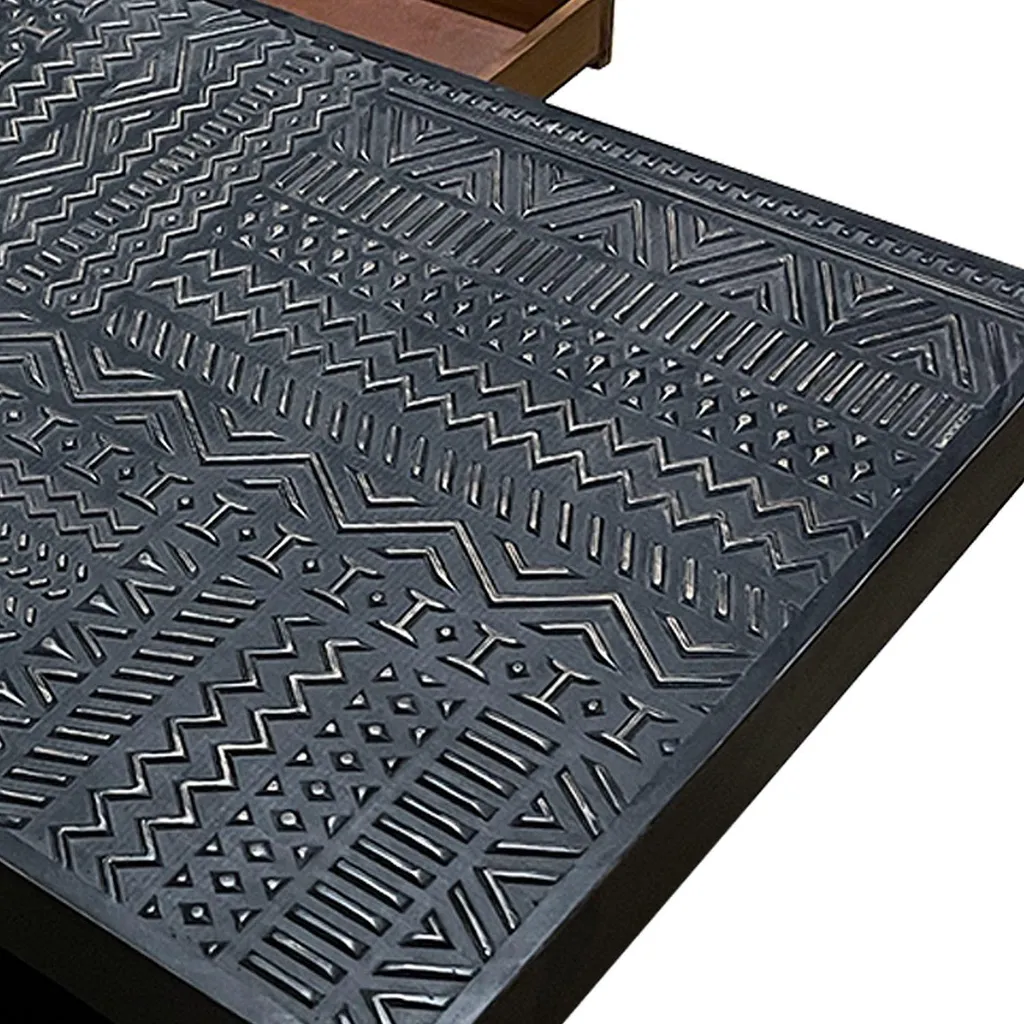 Table de salon noire style ethnique chic avec motifs gravés - 8