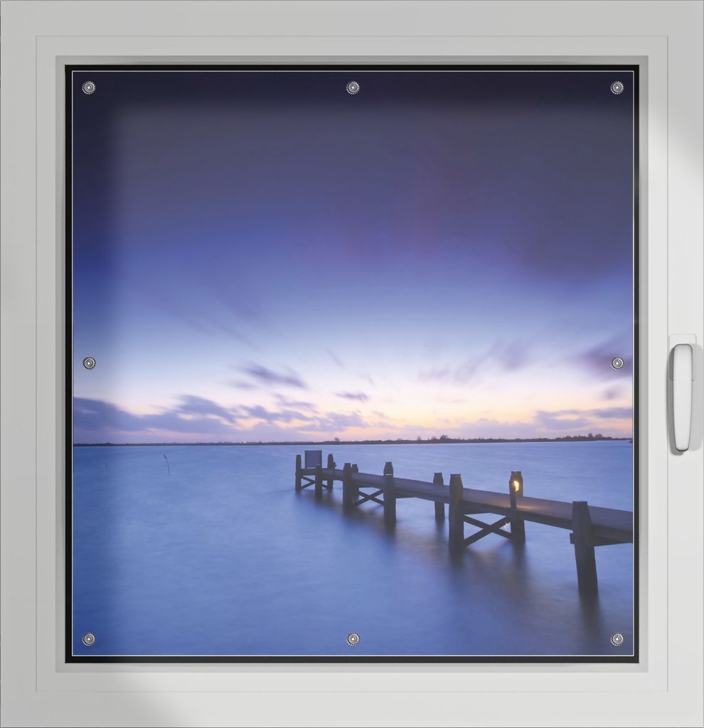Wallario Lichtschutzbild, Dekorativer Sichtschutz Sonnenschutz 96 x 100 cm mit Motiv: Steg bei Abenddämmerung - Blauer Himmel bei Nacht - Verdunkl...
