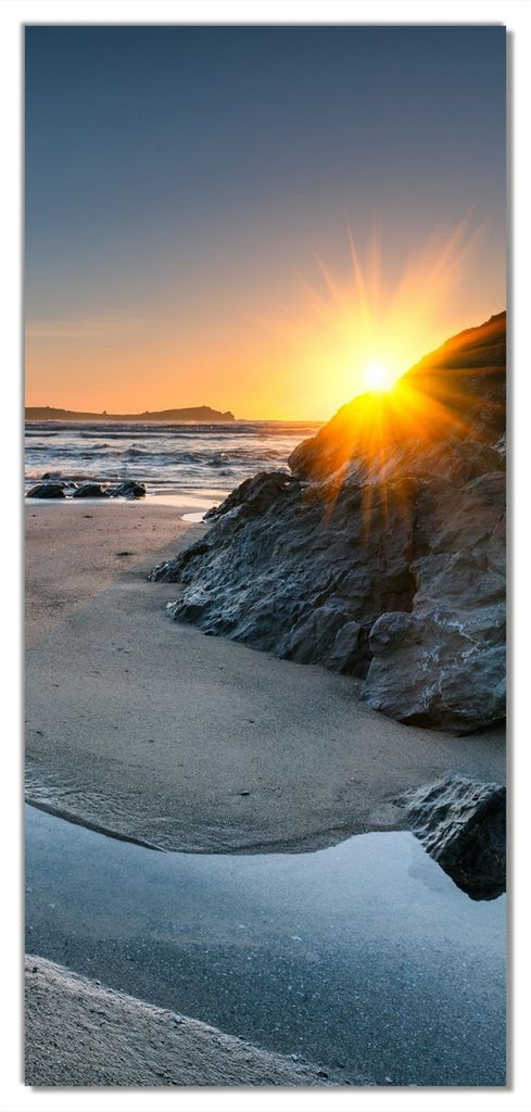 Wallario selbstklebende Türtapete 93 x 205 cm mit Schutzlaminat - Sonnenuntergang hinter einem Felsen am Strand