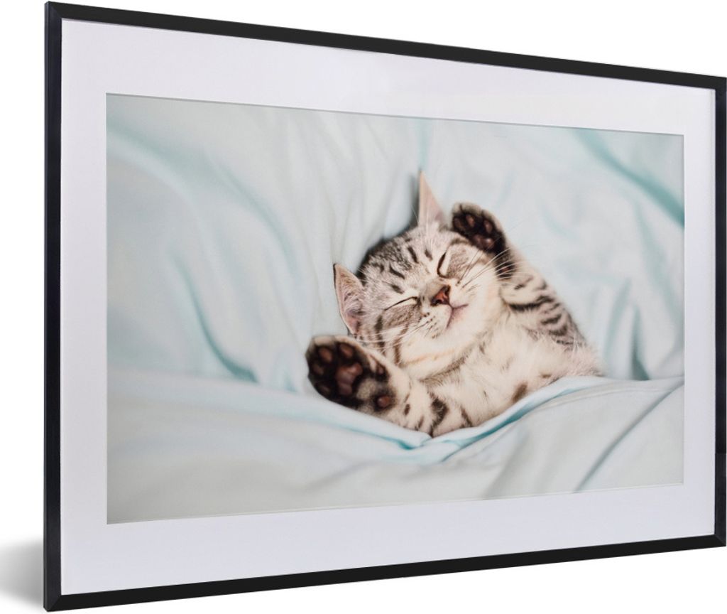 MuchoWow Gerahmtes Poster Kätzchen - Lustig - Bett - Kinder - Jungen - Mädchen - Kinder 60x40 cm - Poster mit Schwarzem Bilderrahmen Wandposter...