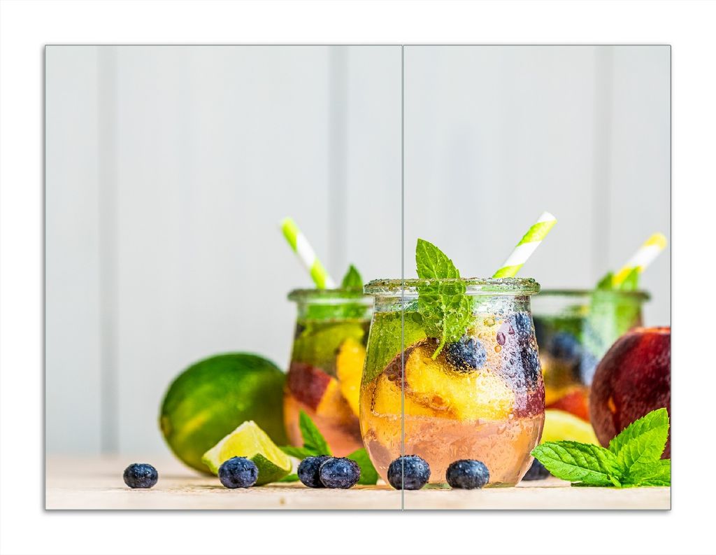 Wallario Herdabdeckplatte aus Glas, Größe 70 x 52 cm 2-teilig, Motiv Erfrischender Eistee mit Pfirsichen und Blaubeeren