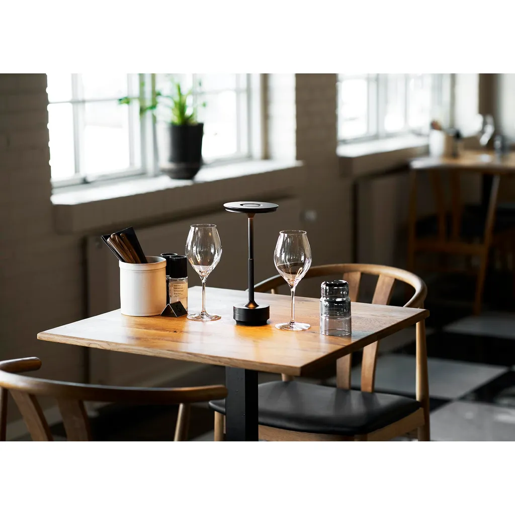 Lyneham Lampada da Tavolo LED Nera: Atmosfere d'Autore - 6