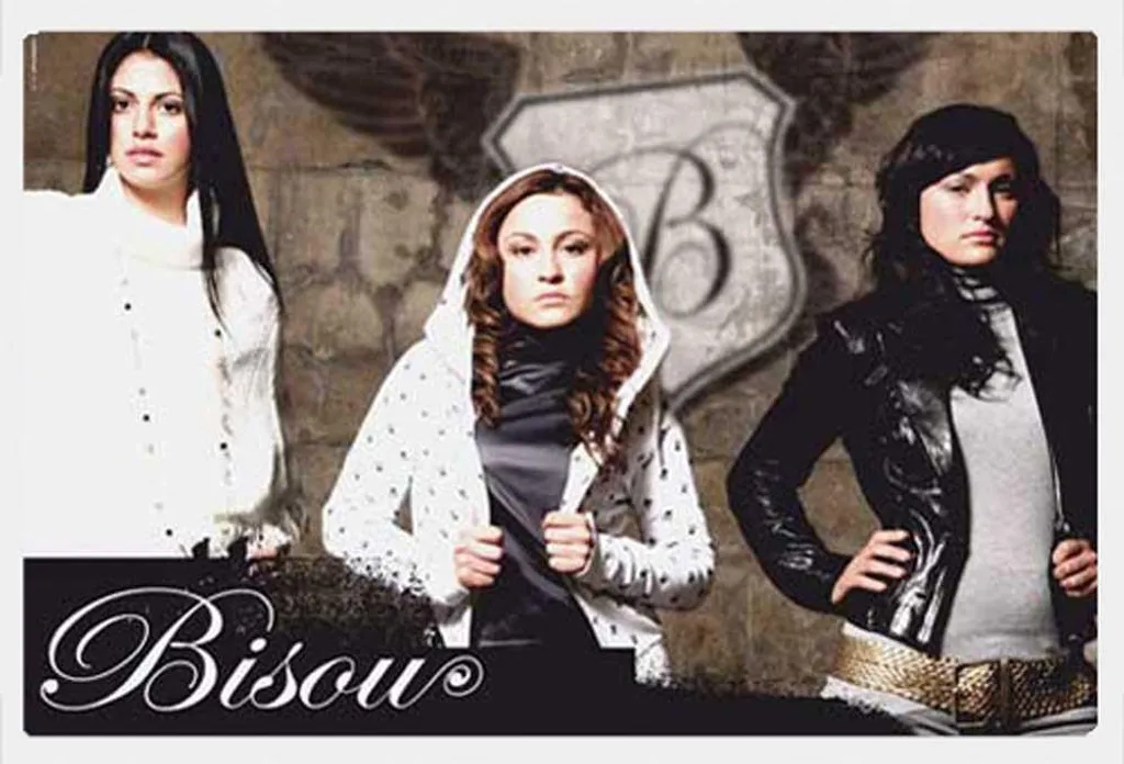 Affiche murale Girls Bisou et cadre blanc Shinsuke® vitre acrylique