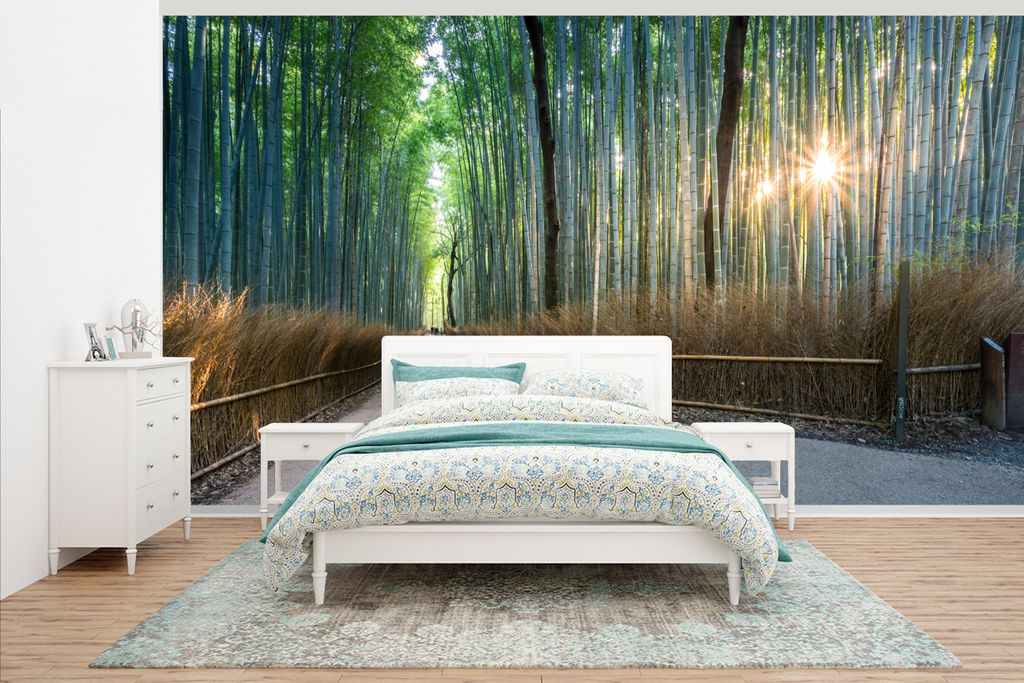 MuchoWow Fototapete für Wohnzimmer oder Schlafzimmer Wandtapete Vinyl Motivtapete Sonnenaufgang im Arashiyama-Bambuswald in Kyoto - 430x240 cm -...