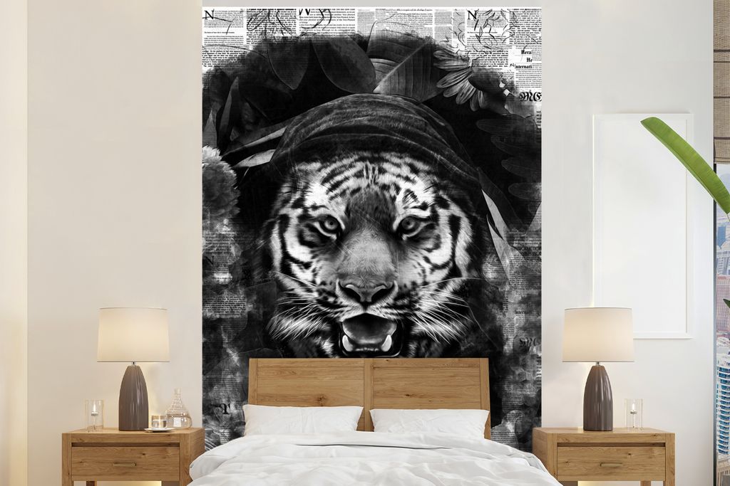 MuchoWow Fototapete für Wohnzimmer oder Schlafzimmer Wandtapete Vinyl Motivtapete Tiger mit einer Kapuze auf einem Hintergrund von Zeitungen - s...