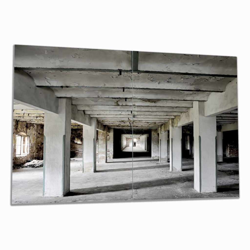 Wallario Herdabdeckplatte aus Glas, Größe 80 x 52 cm 2-teilig, Motiv Alte Industriehalle - einsame Lagerhalle einer Brauerei