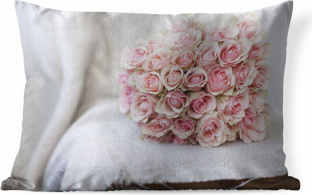 MuchoWow Outdoor Kissen - Dieser Rosenstrauß liegt auf einer Bank mit einem weißen Tuch - 50x30 cm - Wetterfest - Lounge Kissen - Sofa kissen -...