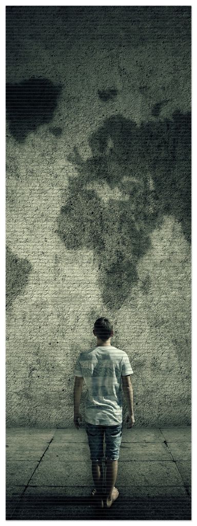 Wallario Duschmatte Antirutschmatte Badmatte Fußmatte Kleiner Junge vor Weltkarte an grauer Beton-Wand, Größe ca. 180 x 65 cm