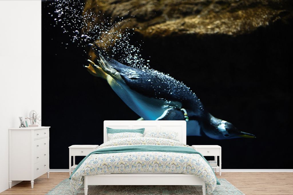 MuchoWow Fototapete für Wohnzimmer oder Schlafzimmer Wandtapete Vinyl Motivtapete Ein Pinguin schwimmt im dunklen Wasser - 330x220 cm - Fototapeten