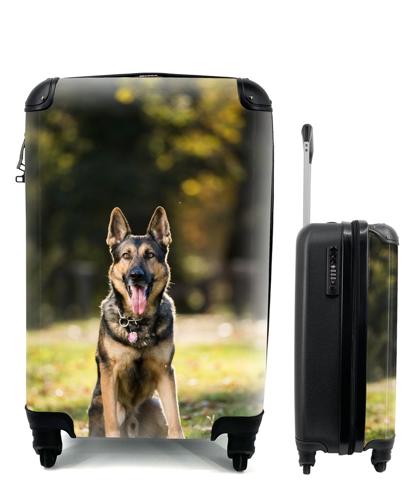 MuchoWow Koffer Handgepäck Trolley Rollkoffer Kleine Reisekoffer mit 4 Rollen - Ein Deutscher Schäferhund sitzt im grünen Gras - Cabin Size < ...