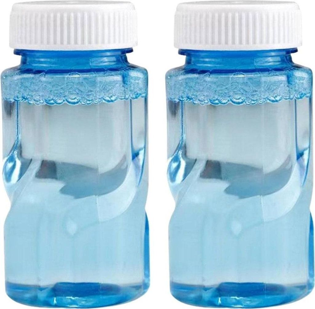Zwei klare blaue Plastikflaschen mit Seifenblasenlösung und weißen gerippten Verschlüssen, gefüllt mit hellblauer Flüssigkeit