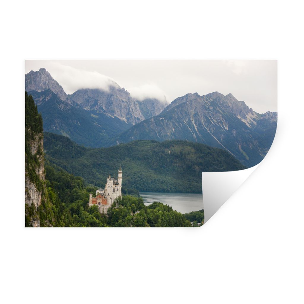 MuchoWow Wandtattoo Wandsticker Wandaufkleber Das bayerische Schloss Neuschwanstein in Deutschland, umgeben von Wasser und Bergen 30x20 cm Selbst...
