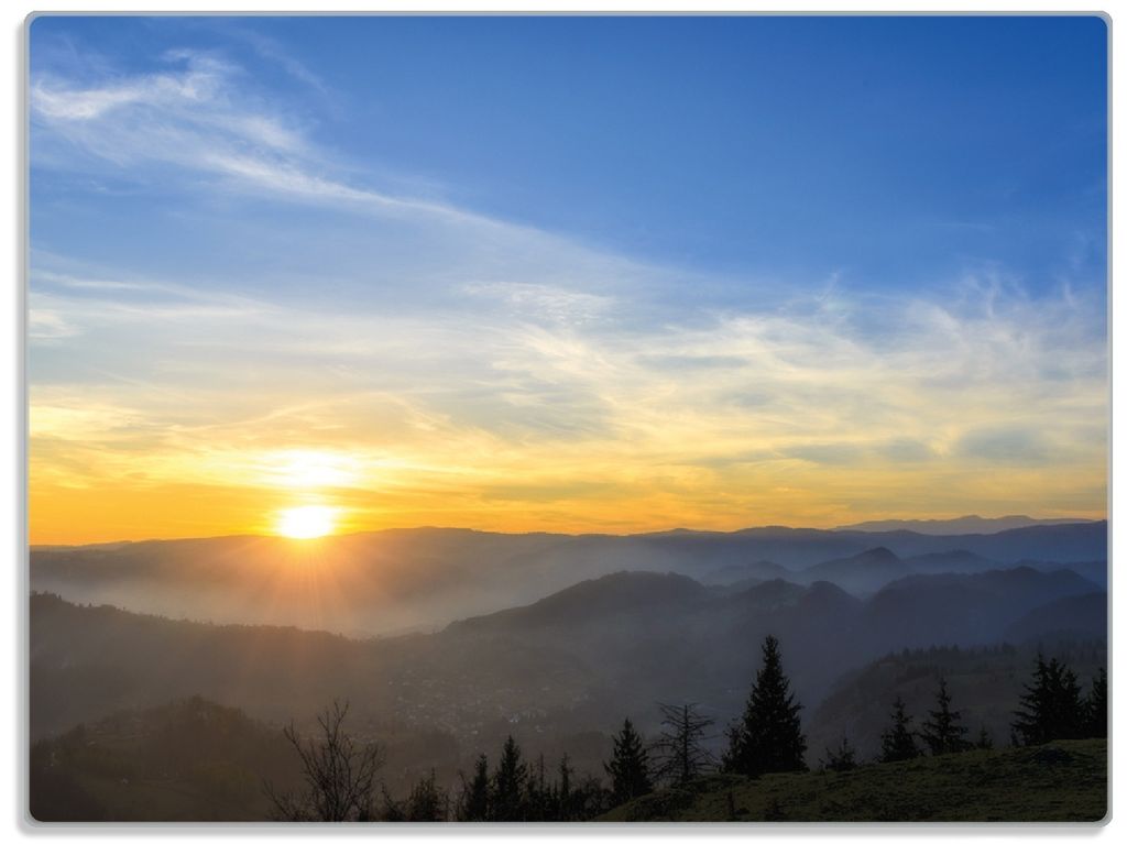 Wallario Glasunterlage, Schneidebrett aus Glas, Größe 30 x 40 cm, Motiv Sonnenaufgang über dem Schwarzwald