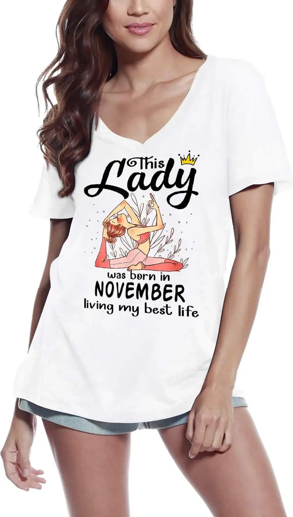 Damen Grafik T-Shirt V-Ausschnitt Diese Dame wurde im November geboren - Yoga – This Lady Was Born In November - Yoga – Öko-Verantwortlich Vin...