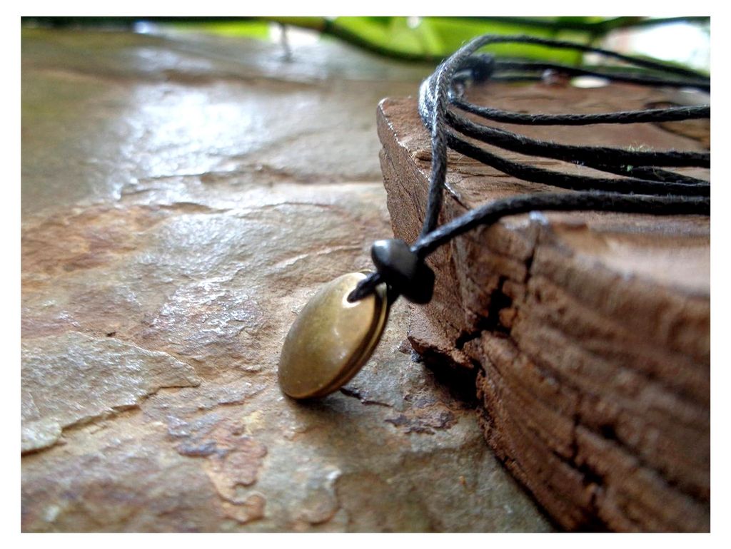 Gewellte Halskette mit bronze Plättchen - schwarzes, veganes Unisex-Halsband