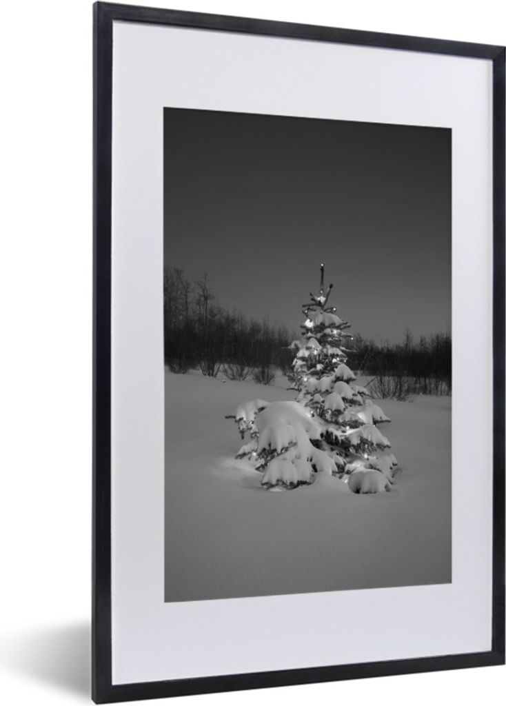 MuchoWow Gerahmtes Poster Beleuchteter Weihnachtsbaum im Schnee bei Nacht - schwarz und weiß 40x60 cm - Poster mit Schwarzem Bilderrahmen Wandpo...