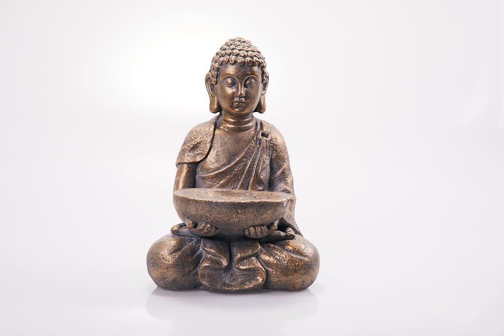 Hausleben Eleganter Sitzender Buddha mit Vogelbad – Goldene Produktbild 