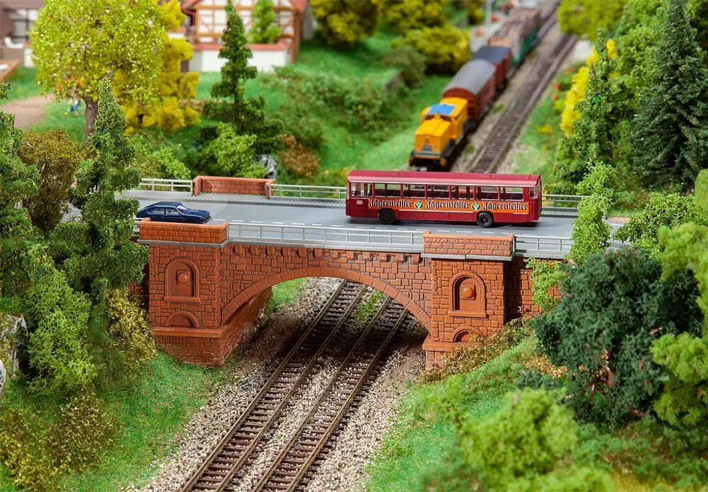 Pont ferroviaire et routier Faller 222572 époque I pour modélisme HO