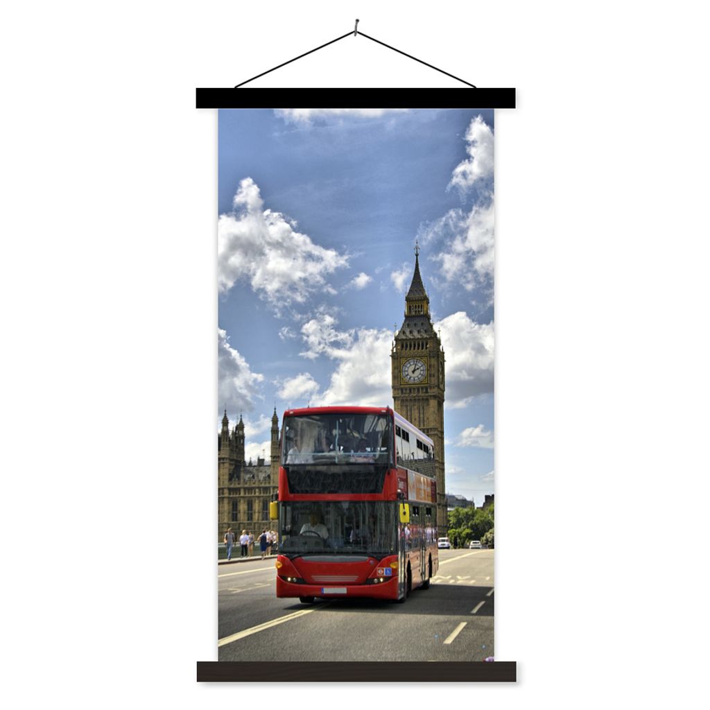 MuchoWow Textilposter Ein roter Bus mitten in London 90x180 cm mit schwarzem Rahmen - Dekoration Wohnzimmer